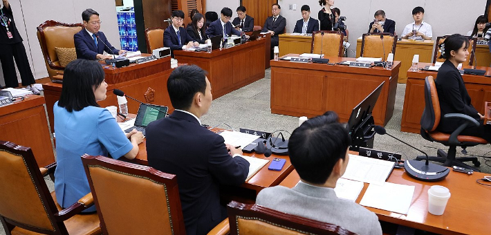 김승원 소위원장이 10일 국회에서 열린 법제사법위원회 법안심사1소위원회에서 의사 진행을 하고 있다. 연합뉴스