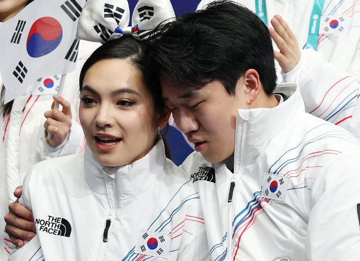 2026 밀라노·코르티나담페초동계올림픽 피겨 팀 이벤트 아이스댄스 임해나(왼쪽)와 권예가 연기를 마친 뒤 점수 발표를 기다리는 모습. 연합뉴스 