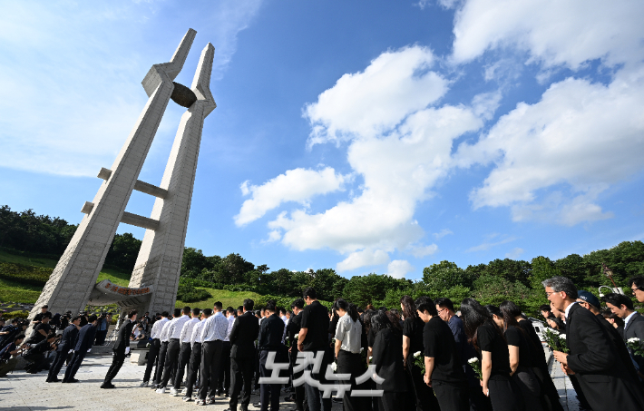 지역 비하 성격을 가진 응원 구호를 외쳐 논란을 일으킨 서울 배재고등학교 야구부 학생 선수와 지도자, 학부모 등이 6일 광주 북구 광주제일고등학교를 사과 방문한 뒤 광주제일고 학생들과 함께 국립5·18민주묘지를 참배하고 있다. 광주=박종민 기자