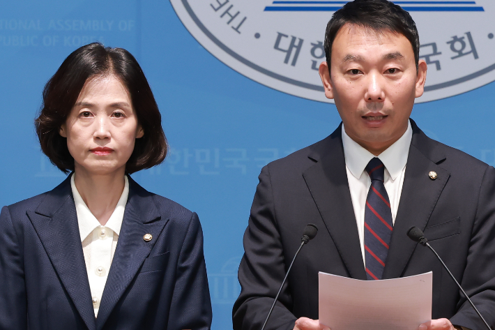  더불어민주당 김용민 의원(오른쪽), 조국혁신당 박은정 의원. 연합뉴스