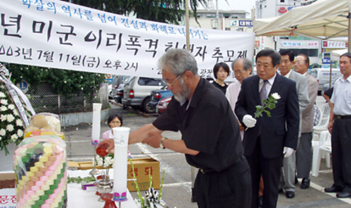 2003년 미군 이리폭격 희생자 추모제에서 문정현 신부가 헌화하고 있다. 지난 2008년 이후 이리역 폭격을 추모하는 행사는 열리지 않았다. 독자 제공