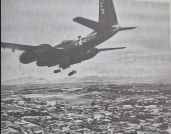1950년 9월 B-26 경폭격기의 전북 이리조차장 폭격 장면. 김태우 교수 저서 <폭격> 캡처