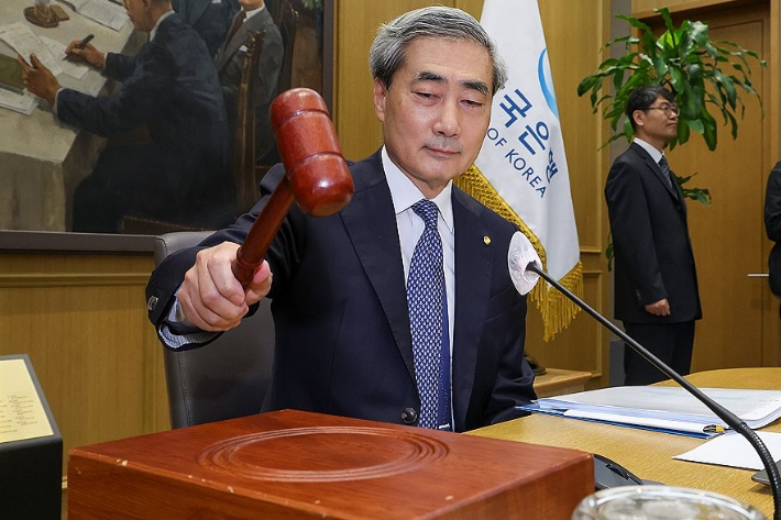 의사봉 두드리는 신현송 한국은행 총재. 연합뉴스