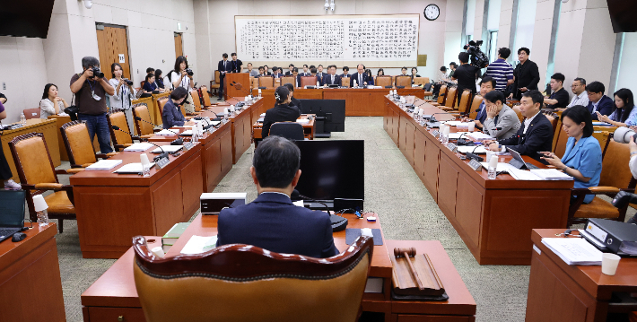 김승원 소위원장이 10일 국회에서 열린 법제사법위원회 법안심사1소위원회에서 의사 진행을 하고 있다. 연합뉴스