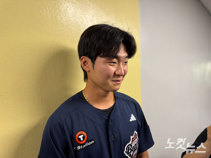 취재진과 인터뷰하는 최주형. 김조휘 기자