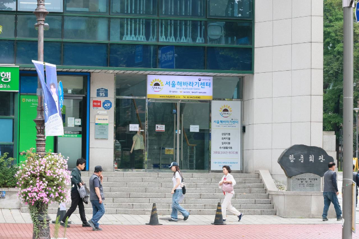 서울 종로구 대학로 대로변에 위치한 서울해바라기센터 본관에서는 응급 진료와 증거 채취, 심리상담 등을 지원한다. 피해자들에 대한 사후 심리 지원 등을 이어가는 별관은 잦은 방문이 공개되는 것을 꺼리는 피해자들을 위해 골목길 안쪽에 자리잡았다. 성평등가족부 제공