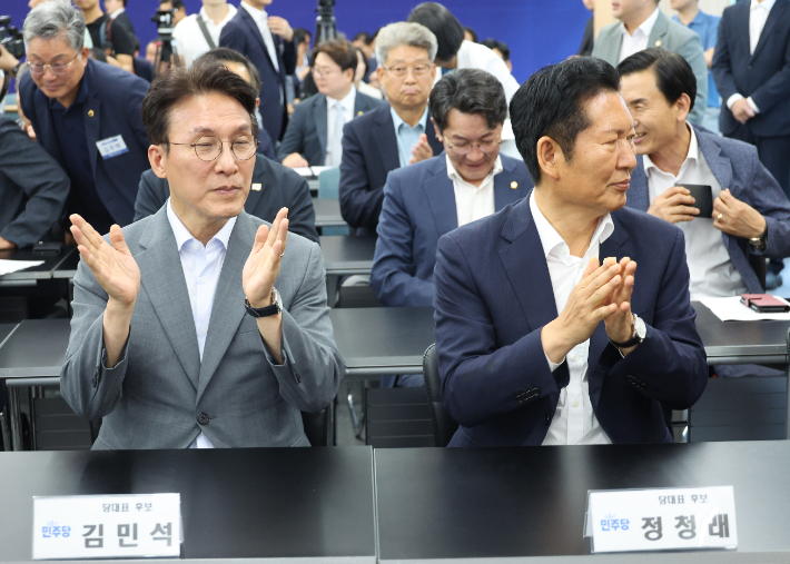 정청래 전 대표와 김민석 전 총리가 10일 전북 전주시 더불어민주당 전북특별자치도당 당사에서 열리는 민주당 상무위원회의에 참석하고 있다. 연합뉴스
