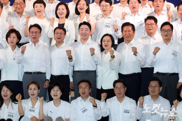 3일 서울 용산구 서울드래곤시티호텔에서 열린 더불어민주당 제22대 후반기 국회 대비 국회의원 워크숍에서 한성숙 국무총리와 강훈식 대통령비서실장, 정청래 전 대표, 송영길 의원, 김민석 전 총리 등 참석자들이 기념촬영을 하고 있다. 윤창원 기자