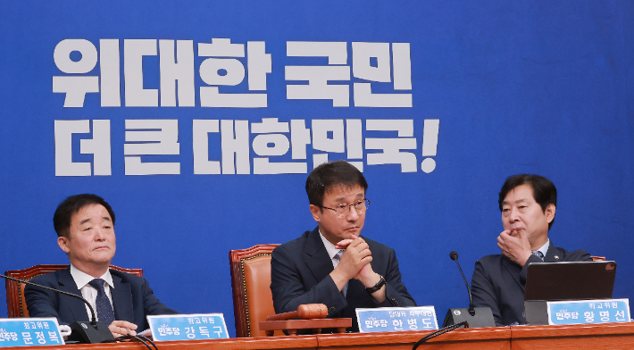 더불어민주당 한병도 대표 직무대행 겸 원내대표가 10일 국회에서 열린 최고위원회의에 참석해 8·17 전당대회 당 대표 선거에 선호투표제를 도입하는 것과 관련한 발언을 듣고 있다. 연합뉴스