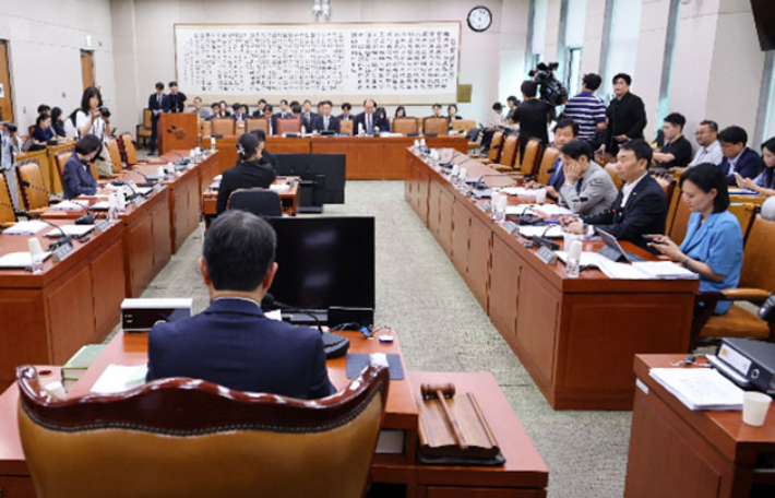 김승원 소위원장이 10일 국회에서 열린 법제사법위원회 법안심사1소위원회에서 의사 진행을 하고 있다. 연합뉴스