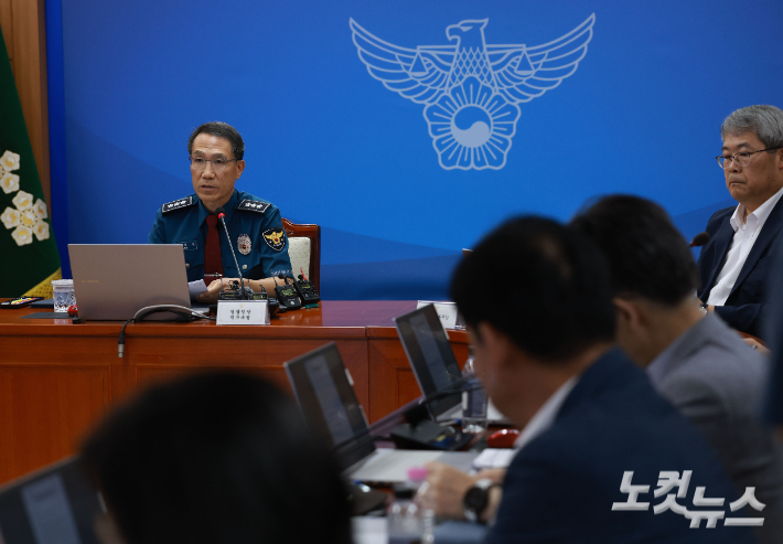 '장윤기 사건'을 둘러싼 경찰 부실수사 및 유착 논란이 커지자 미국 출장 중 조기귀국한 유재성 경찰청장 직무대행이 10일 오전 서울 서대문구 경찰청에서 경찰 수사 신뢰 제고를 위한 쇄신 방안 등을 논의하는 경찰 지휘부 화상회의를 열고 모두발언하고 있다. 류영주 기자
