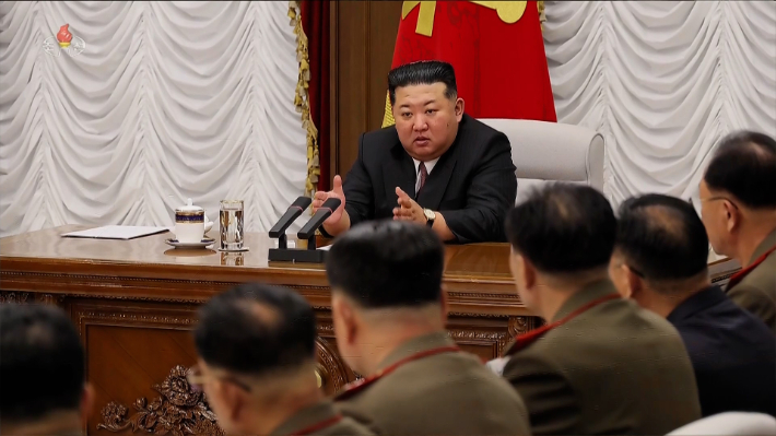 김정은 북한 국무위원장이 지난 9일 노동당 중앙군사위원회 제9기 제1차 확대회의를 지도하고 '군사 대책' 명령서 7건에 친필 서명했다고 조선중앙TV가 10일 보도했다. 연합뉴스