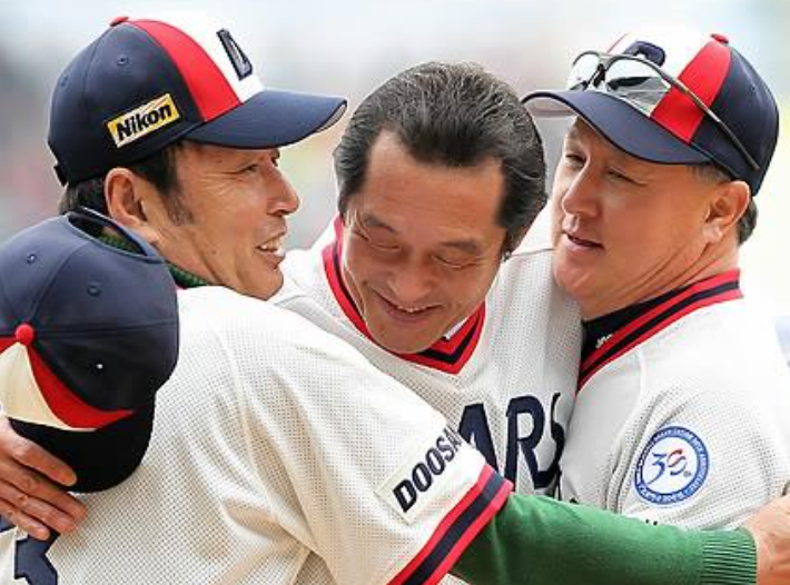 2011년 당시 시구자로 나선 박철순(가운데)과 김경문(오른쪽), 김우열. 연합뉴스