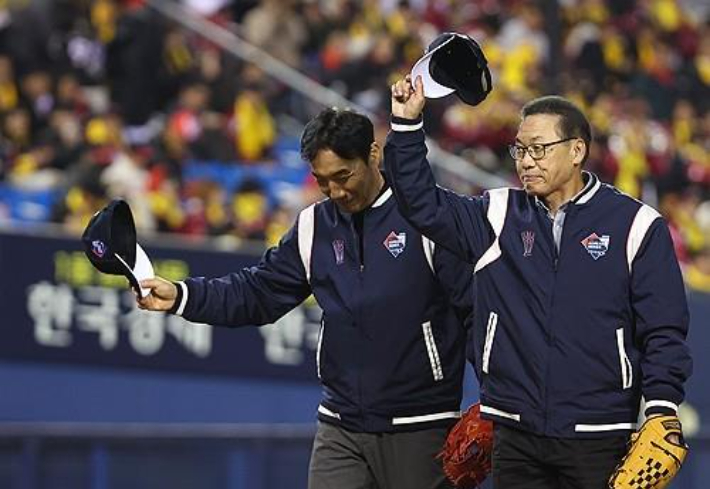 2023년 한국시리즈에서 시구한 김용수(오른쪽)와 김동수. 연합뉴스