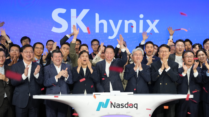 10일 오전(현지시간) 미국 뉴욕 나스닥 마켓사이트에서 열린 '오프닝 벨' 행사에서 최태원 SK그룹 회장, 곽노정 SK하이닉스 CEO, 고승범 SK하이닉스 사외이사 겸 이사회 의장 등 임직원들이 나스닥 ADR 거래 개시를 알리고 있다. 나스닥 제공