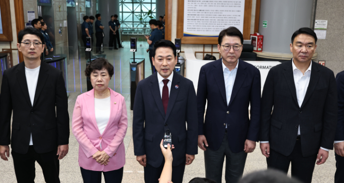 10일 '장윤기 사건'과 관련해 경찰청을 항의 방문한 국민의힘 장동혁 대표와 의원들이 유재성 경찰청장 직무대행과의 면담장에 취재진, 보좌관 등의 출입을 막으며 비공개를 요청하는 경찰과 대치하다 발언하고 있다. 연합뉴스