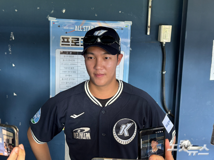 취재진과 인터뷰하는 안우진. 김조휘 기자