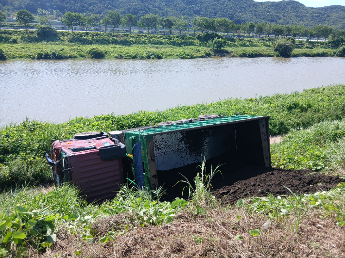 전도된 분뇨차량. 전북소방본부 제공