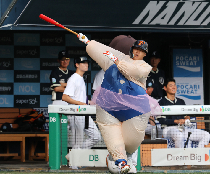 발레리노 분장으로 입장하는 강백호. 연합뉴스
