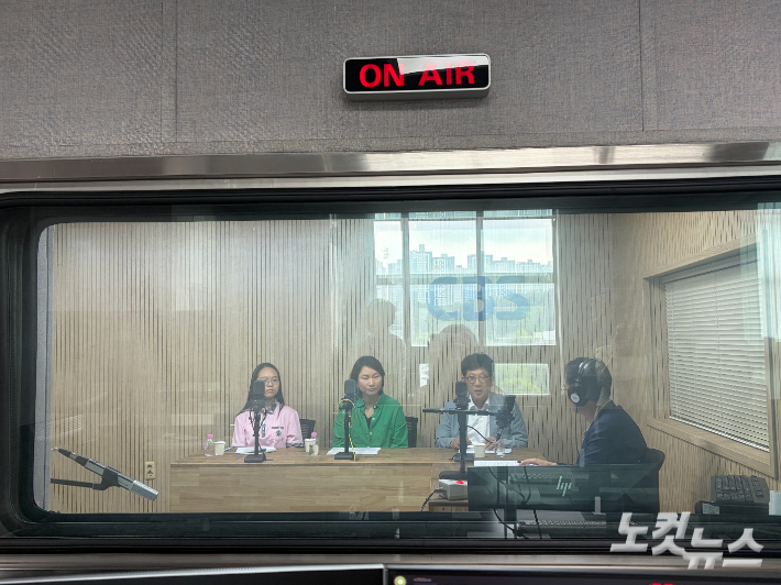 왼쪽부터 김민주 학생, 백민주 교사, 강병직 교수, 김종현 앵커. 충북CBS