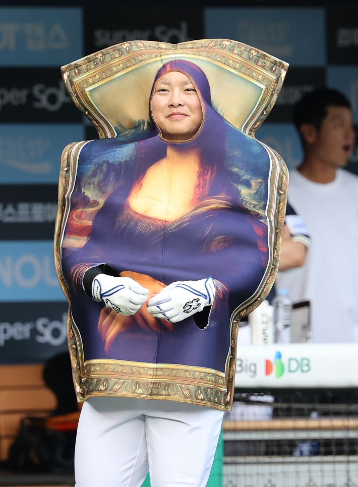 모나리자 코스프레로 입장하는 문현빈. 연합뉴스