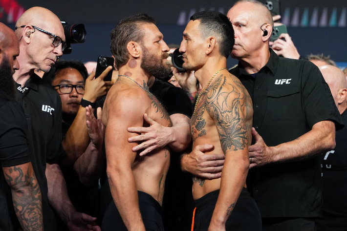 코너 맥그리거(사진 왼쪽) vs 맥스 할러웨이 페이스오프. UFC 제공
