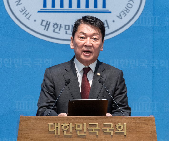 국민의힘 안철수 의원이 12일 국회에서 무소속 한동훈 의원의 국민의힘 복당 반대 기자회견을 하고 있다. 연합뉴스