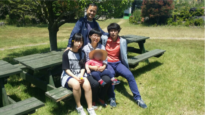 위탁 자녀가 어린 시절 배은희씨 가족이 모두 함께 찍은 가족사진. 배은희씨 제공 