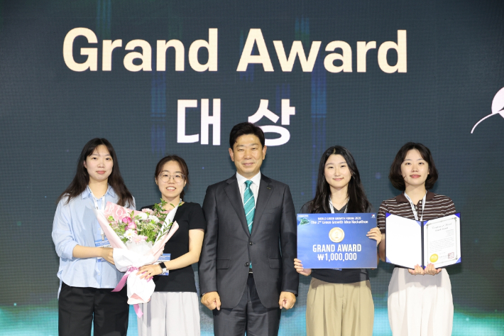 제2회 녹색성장 실천 아이디어 해커톤 시상식 기념촬영을 하고 있다. 포항시 제공