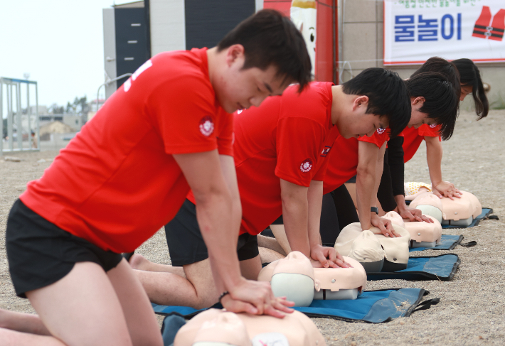 경주시가 나정고운모래해변에서 안전관리요원을 대상으로 심폐소생술(CPR)과 응급처치 교육을 실시하고 있다. 경주시 제공