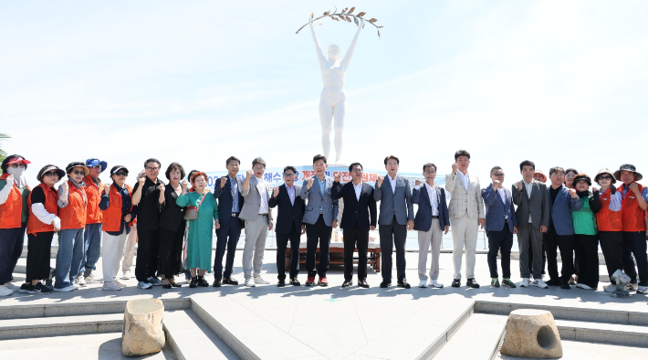 포항 송도해수욕장 개장을 맞아박용선 포항시장과 해수욕장 관계자들이 안전을 기원하며 기념촬영을 하고 있다. 포항시 제공