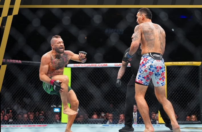 맥그리거(사진 오른쪽)가 부상 당한 부위의 고통을 호소하고 있다. UFC SNS 영상 캡처