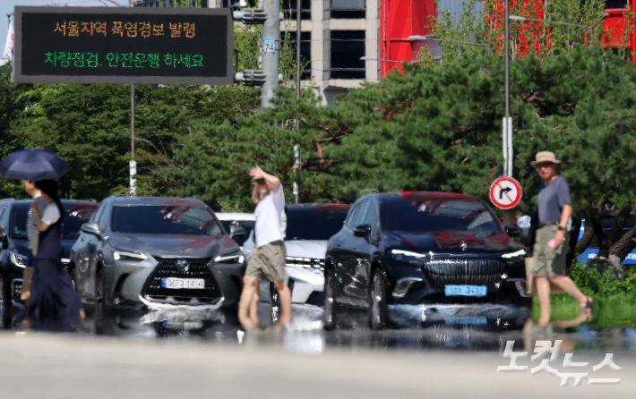 서울 여의대로에 지열로 인한 아지랑이가 피어오르고 있다. 박종민 기자