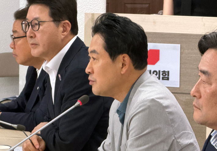 12일 오후 국민의힘 부산시당에서 열린 '6·3 참정권 박탈 사태 부산·경남권 청년·대학생 현장 간담회'. 장동혁 국민의힘 대표가 모두발언을 하고 있다. 연합뉴스