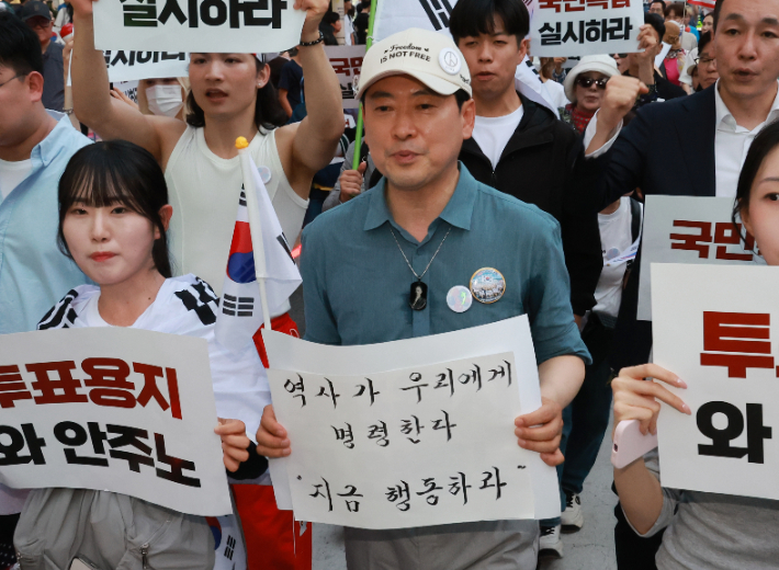 국민의힘 장동혁 대표가 12일 부산 서면 하트광장에서 열린 참정권 침해 규탄 집회에 참석해 피켓을 들고 구호를 외치고 있다. 연합뉴스