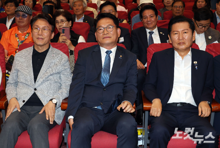 12일 국회 의원회관에서 열린 더불어민주당 전국자치분권민주지도자회의(KLDC)에 김민석 전 국무총리(왼쪽), 송영길 의원, 정청래 전 대표가 참석해 있다. 황진환 기자