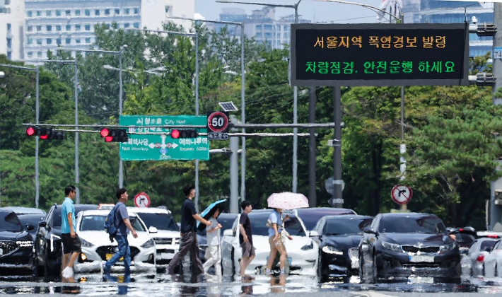 서울 한낮 기온이 35도까지 오르며 무더운 날씨를 보인 12일 서울 영등포구 여의대로에 아지랑이가 피어오르고 있다. 연합뉴스