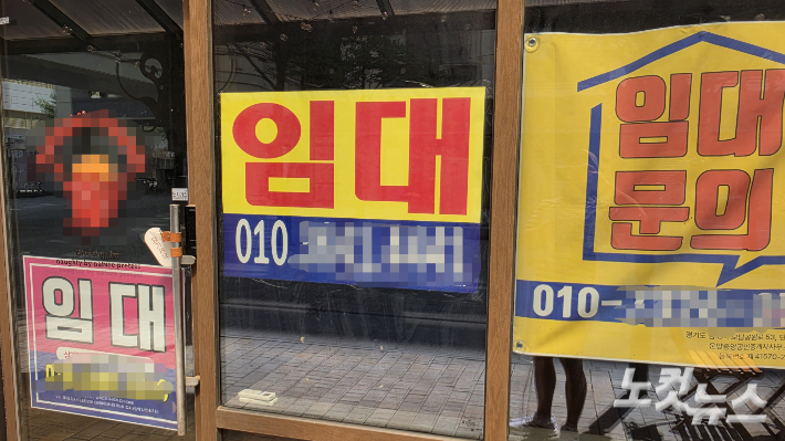 경기 김포시의 한 상가 건물. 빈 점포에 임대 홍보물이 붙어 있다. 박창주 기자