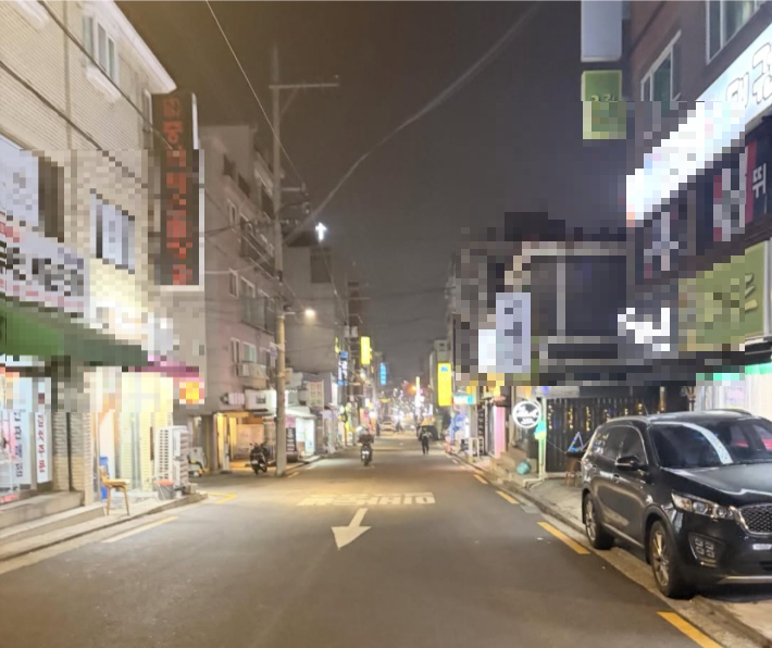 서울시 강서구의 한 먹자골목. 금요일 저녁이 됐지만 거리가 한산한 모습이다. 독자 제공