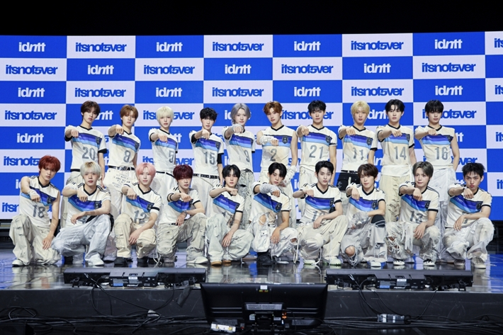 신인 그룹 아이덴티티가 13일 오후 5시 서울 용산구 블루스퀘어 우리WON뱅킹홀에서 미니 3집 '잇츠 낫 오버' 쇼케이스를 열었다. 모드하우스 제공