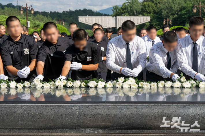 지역 비하 성격을 가진 응원 구호를 외쳐 논란을 일으킨 서울 배재고등학교 야구부 학생 선수와 지도자, 학부모 등이 6일 광주 북구 광주제일고등학교를 사과 방문한 뒤 광주제일고 학생들과 함께 국립5·18민주묘지를 참배하고 있다. 광주=박종민 기자