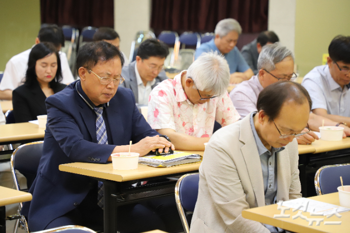제52차 CBMC 한국대회 개최를 앞두고 합심기도하고 있는 회원. 김일현 기자