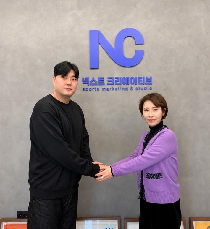 삼성 우완 김태훈(왼쪽)과 넥스트크리에이티브 박은님 대표. 넥스트크리에이티브 