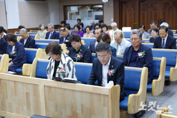 참석자들이 지역사회의 화합과 당선자들의 공의로운 직무 수행을 위해 함께 기도하고 있다. 최화랑 기자
