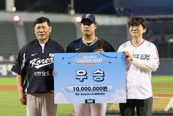 지난 10일 서울 잠실야구장에서 열린 2026 KBO 퓨처스 올스타전 홈런 더비에서 우승한 한화 이글스 강백호(사진 가운데)가 허구연 KBO 총재에게 수여받은 트로피를 들고 기념 촬영을 하고 있다. 연합뉴스