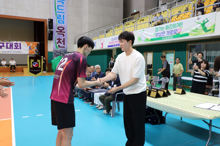 수성고 송은우(왼쪽)에게 '전광인 공격상'을 시상하고 있는 OK저축은행 주장 전광인. 한국중고배구연맹 