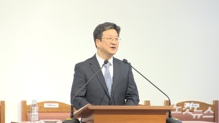 반포교회 강윤호 위임목사가 '철을 따라 주시는 은혜'를 제목으로 강의를 하고 있다. 이바울 기자