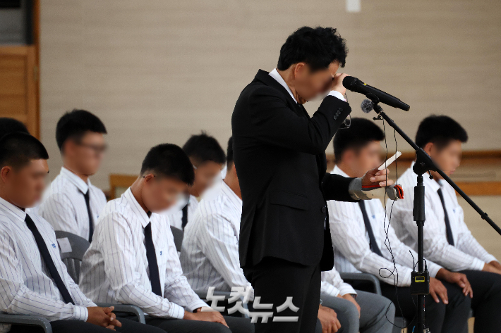 지역 비하 성격을 가진 응원 구호를 외쳐 논란을 일으킨 서울 배재고등학교 야구부가 6일 전남광주특별시 광주제일고등학교를 찾아 사과를 한 가운데 이효준 배재고 교장이 사과의 말을 전하던 중 눈물을 훔치고 있다. 광주=박종민 기자