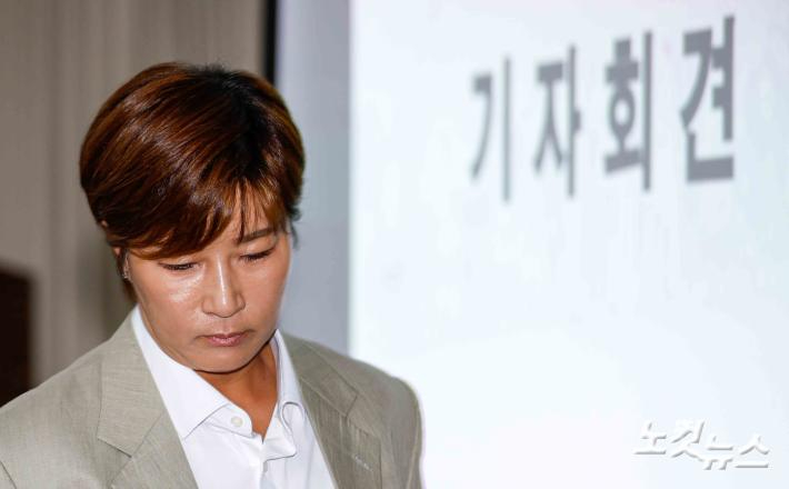 골프선수 출신 방송인 박세리가 지난 2024년 6월 18일 서울 강남구 스페이스쉐어 삼성코엑스센터에서 부친의 사문서 위조 혐의와 관련한 입장을 발표하기 위해 기자회견장으로 들어서고 있다. 박종민 기자