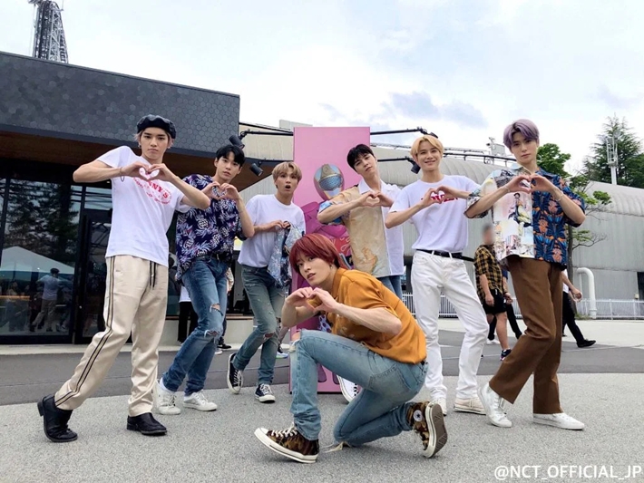 그룹 NCT 127 멤버 7인 전원이 SM과 재계약을 맺었다. NCT 127 일본 공식 트위터
